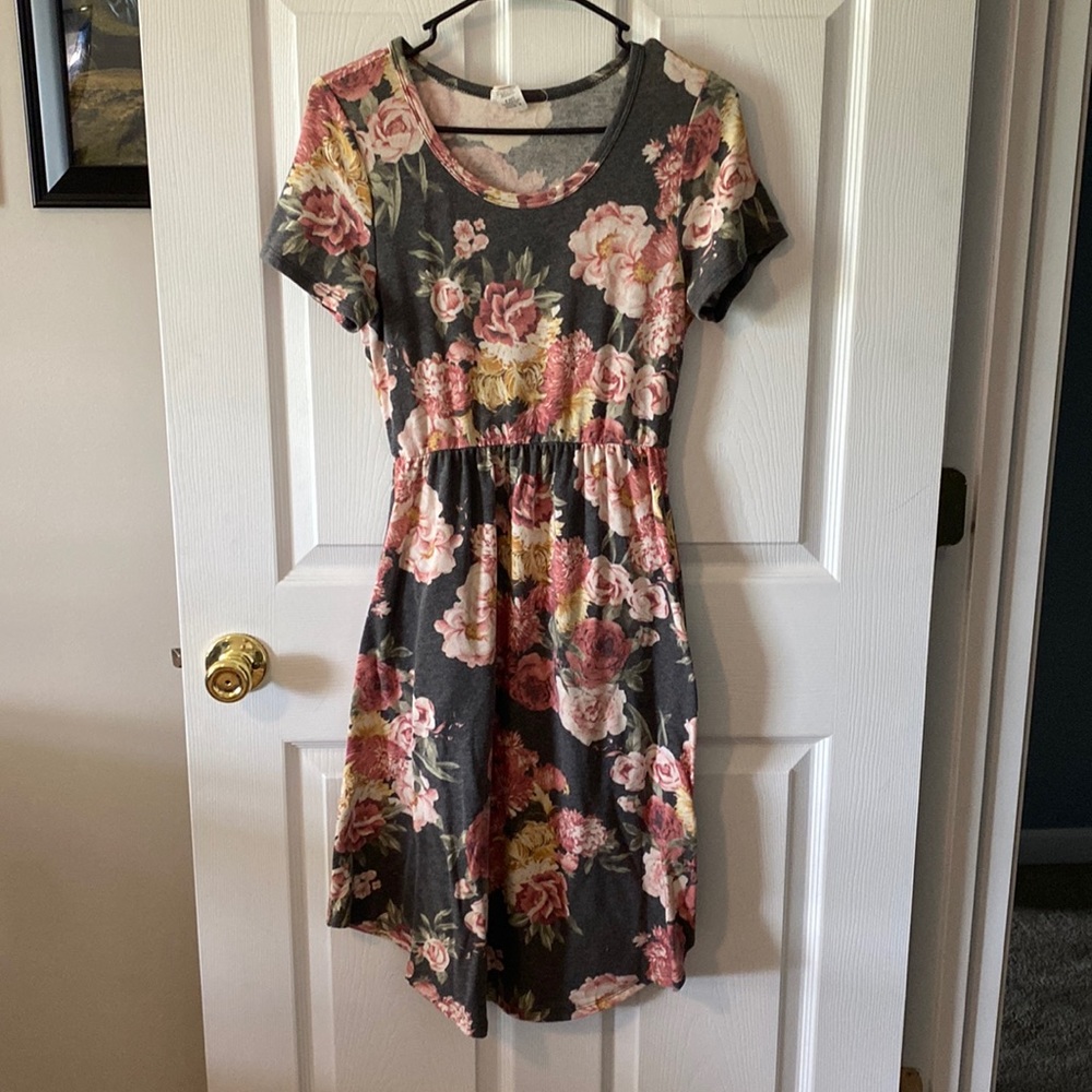 Women’s medium floral dress with pockets. Came from a boutique, wore once.